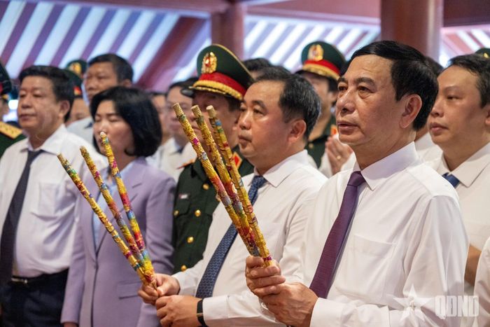 Đại tướng Phan Văn Giang dâng hương tưởng nhớ Chủ tịch Hồ Chí Minh.