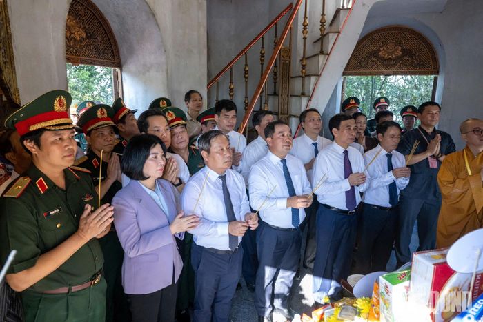 Đại tướng Phan Văn Giang và các đại biểu dâng hương tưởng nhớ Chủ tịch Hồ Chí Minh.