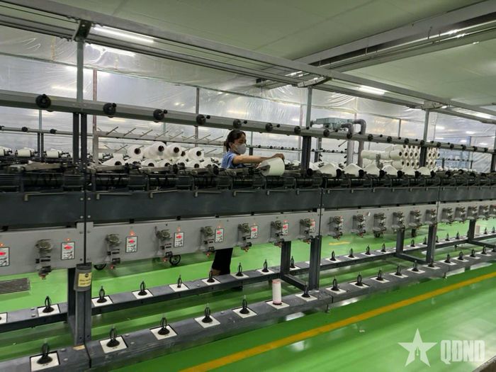 Khu vực kinh tế tư nhân đóng góp ngày càng lớn vào phát triển kinh tế. Trong ảnh: Hoạt động của doanh nghiệp tại Khu công nghiệp Bảo Minh, tỉnh Ninh Bình.