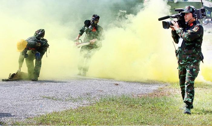 Phóng viên Trung tâm Phát thanh - Truyền hình Quân đội tác nghiệp tại Cuộc thi “Vùng tai nạn” trong khuôn khổ Hội thao Quân sự quốc tế năm 2022 tại Hà Nội. Ảnh: qdnd.vn 