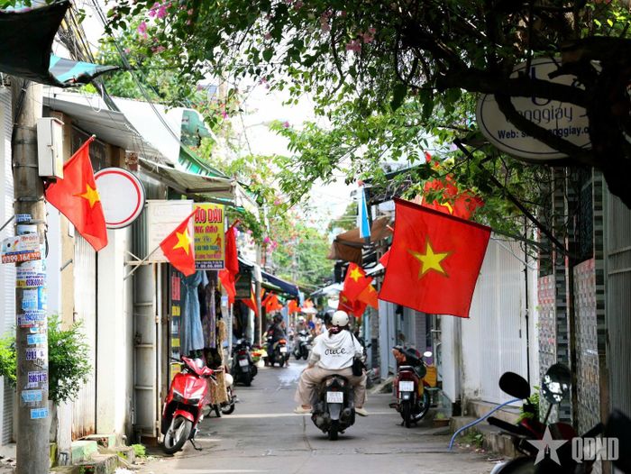  Những con hẻm nhỏ rợp bóng cờ.