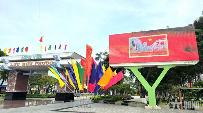  Mặt trước công viên Lưu Hữu Phước có màn hình lớn chào mừng Quốc khánh 2-9.