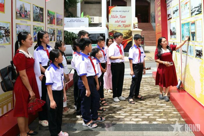  Một số trường tổ chức cho học sinh tham quan triển lãm ảnh "Miền Nam nhớ mãi ơn Người" tại Bảo tàng TP Cần Thơ. 