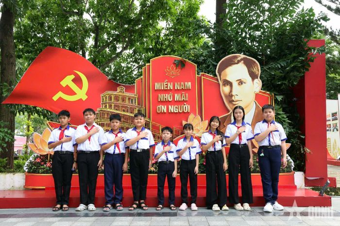  Học sinh chụp ảnh tại triển lãm ảnh chuyên đề “Miền Nam nhớ mãi ơn Người”.