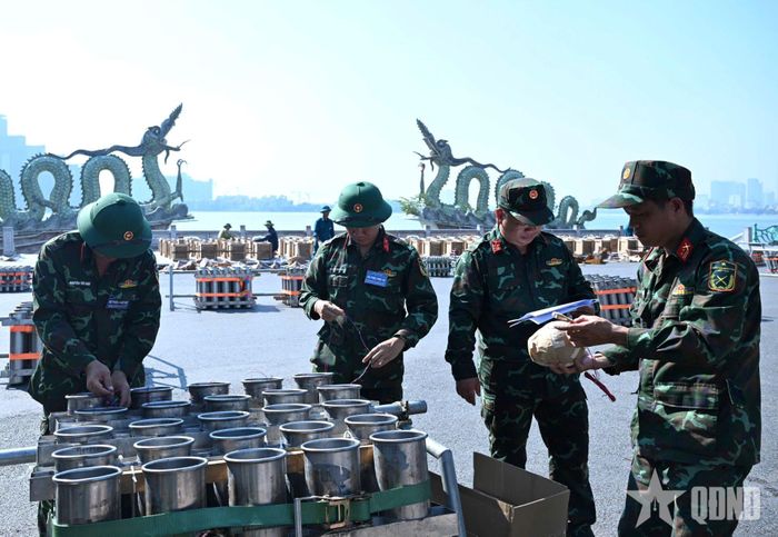 Đưa pháo hoa lên giàn phóng.