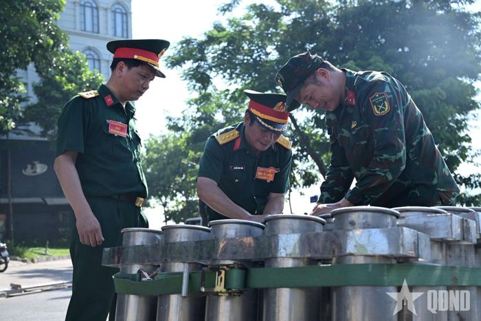Thượng tá Nguyễn Đình Thắng, Chỉ huy trưởng Ban CHQS phường Tây Hồ (giữa) hướng dẫn, kiểm tra lắp đặt pháo hoa.