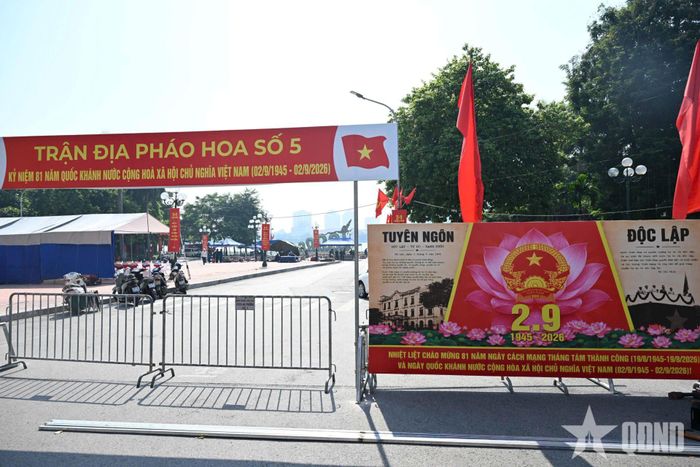 Trận địa pháo hoa tại vườn hoa Lạc Long Quân, phường Tây Hồ.