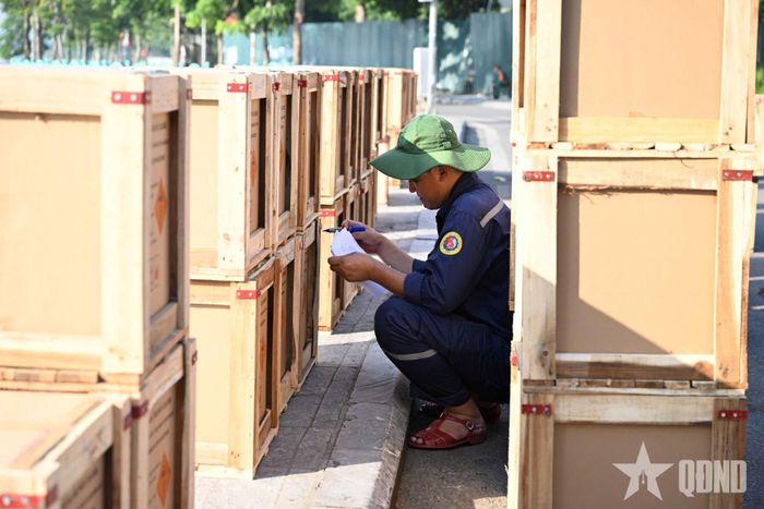 Kiểm tra danh mục pháo hoa được bàn giao.