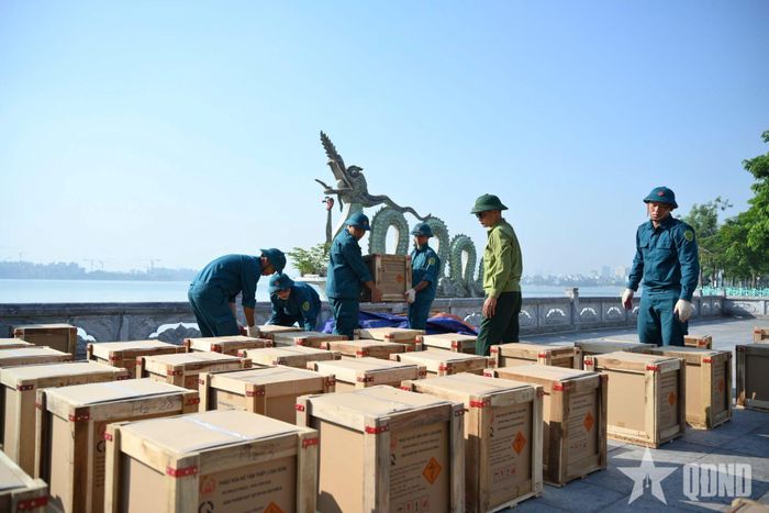 Chuyển pháo hoa tới vị trí tập kết.