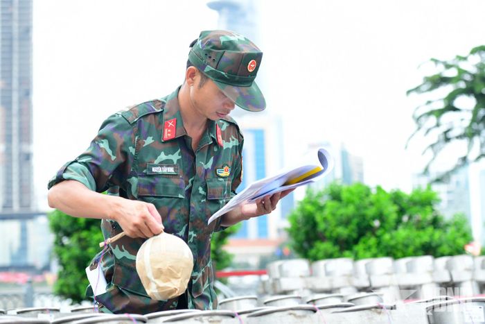 Trung tá Nguyễn Văn Dũng, Trưởng ban Quân khí, Phòng Tham mưu, Bộ tư lệnh TP Hồ Chí Minh cho biết, mỗi ống pháo và quả pháo được dán chung một mã để tiện bố trí thứ tự bắn.