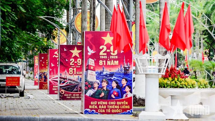 Các tuyến phố trung tâm được trang trí đồng bộ, tạo không khí phấn khởi trong những ngày lễ lớn.