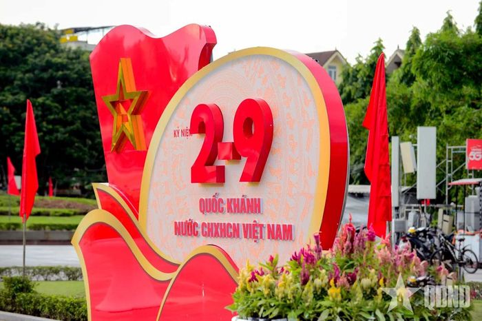 Biểu trưng kỷ niệm 81 năm Quốc khánh 2-9 nổi bật giữa không gian đô thị.  