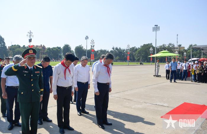 Tổng Bí thư, Chủ tịch nước Tô Lâm và các đại biểu thành kính tưởng nhớ Chủ tịch Hồ Chí Minh.