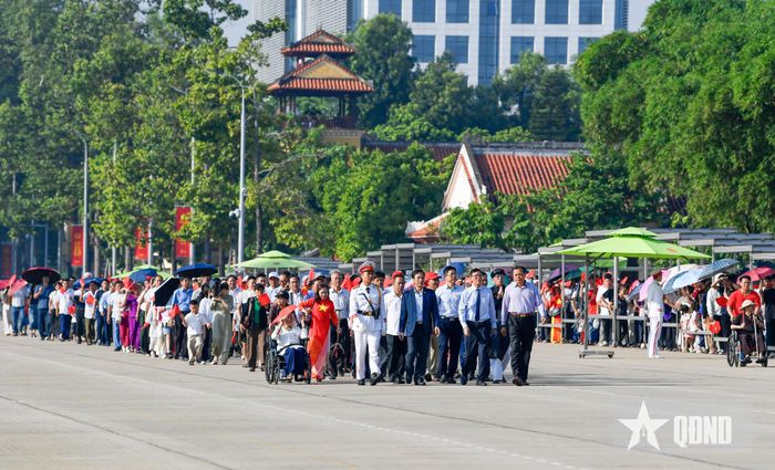Các đoàn đại biểu vào Lăng viếng Chủ tịch Hồ Chí Minh.