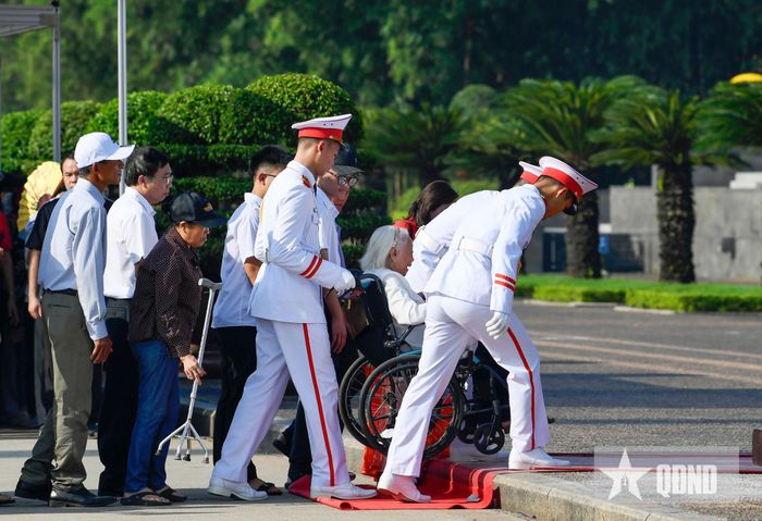 Nhiều người cao tuổi, thương binh, bệnh binh được các cán bộ, chiến sĩ Bộ tư lệnh Lăng Chủ tịch Hồ Chí Minh tận tình giúp đỡ trong quá trình vào viếng.