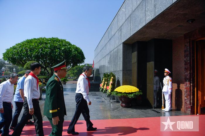 Đoàn vào Lăng viếng Chủ tịch Hồ Chí Minh.