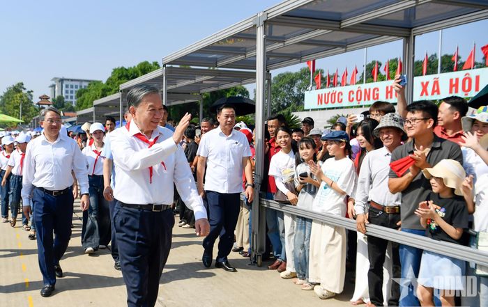 Tổng Bí thư, Chủ tịch nước Tô Lâm vẫy tay chào nhân dân.