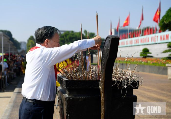 Tổng Bí thư, Chủ tịch nước Tô Lâm dâng hương tưởng nhớ Chủ tịch Hồ Chí Minh.