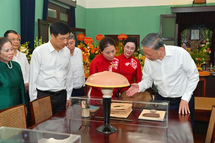 Tổng Bí thư, Chủ tịch nước Tô Lâm tham quan trưng bày hiện vật tại Nhà 67, Khu di tích Chủ tịch Hồ Chí Minh tại Phủ Chủ tịch.