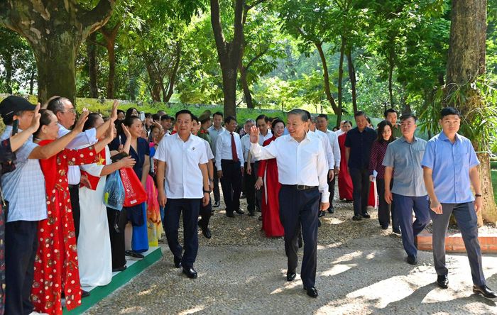 Nhân dân chào đón Tổng Bí thư, Chủ tịch nước Tô Lâm và các đồng chí trong đoàn.