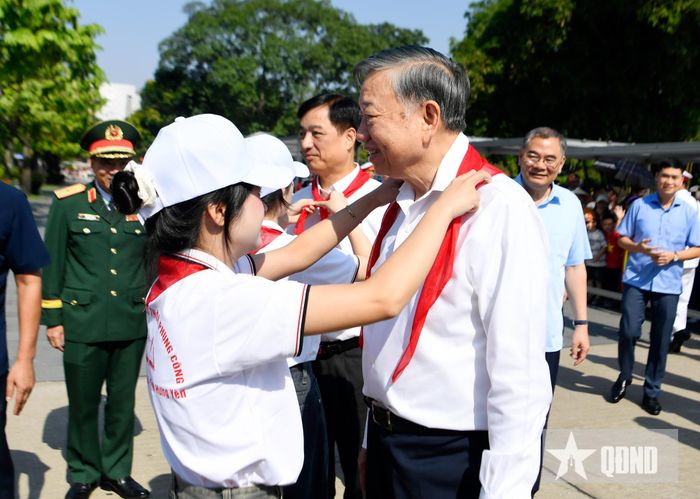 Thiếu nhi Thủ đô quàng khăn đỏ cho Tổng Bí thư, Chủ tịch nước Tô Lâm và các đồng chí trong đoàn.