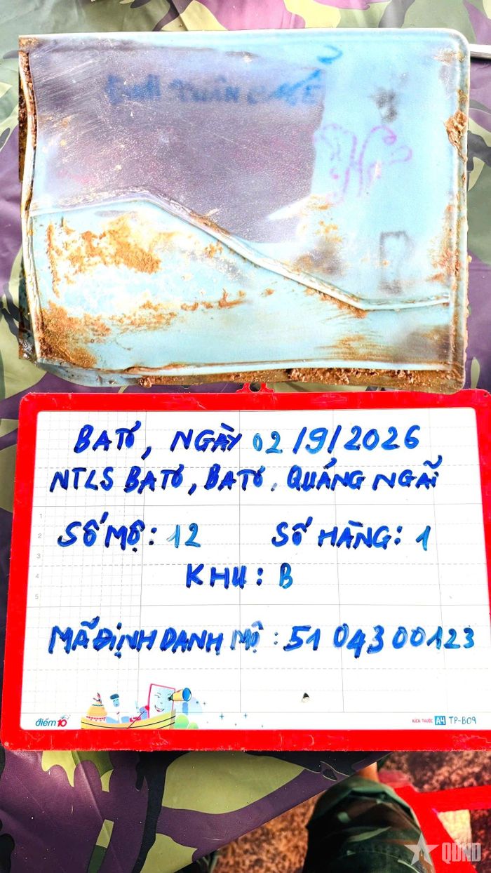 Đội lấy mẫu số 5 phát hiện chiếc ví da có ghi tên Đinh Xuân Mễ tại số mộ 12, hàng 01, khu B, Nghĩa trang liệt sĩ Ba Tơ, tỉnh Quảng Ngãi.