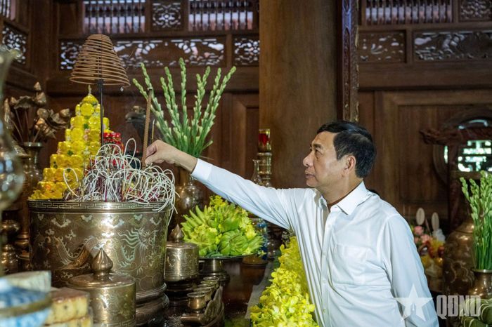 Đại tướng Phan Văn Giang dâng hương tại Nhà tưởng niệm Chủ tịch Hồ Chí Minh.