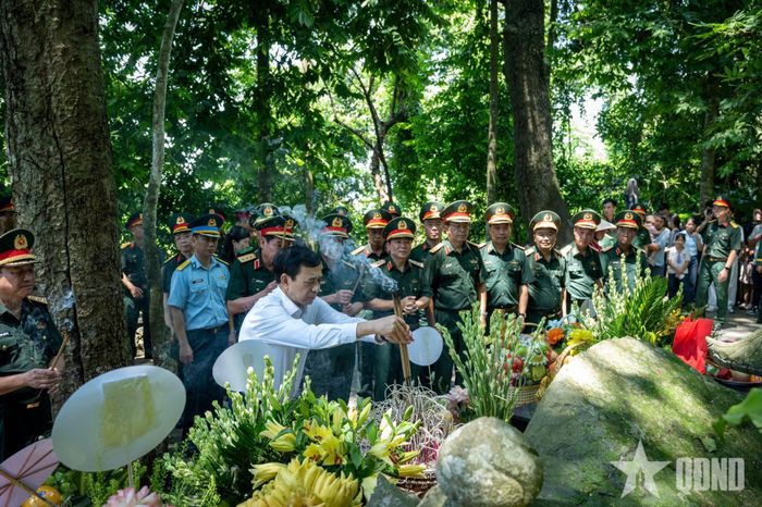 Đại tướng Phan Văn Giang thành kính dâng hương.