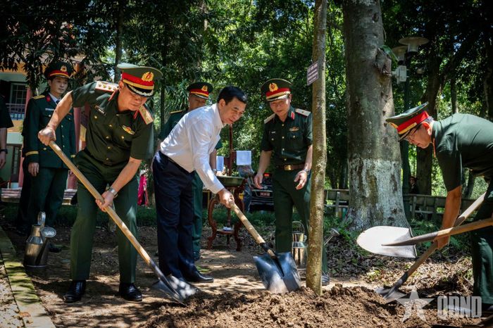 Đại tướng Phan Văn Giang và các đại biểu trồng cây lưu niệm tại Khu di tích.