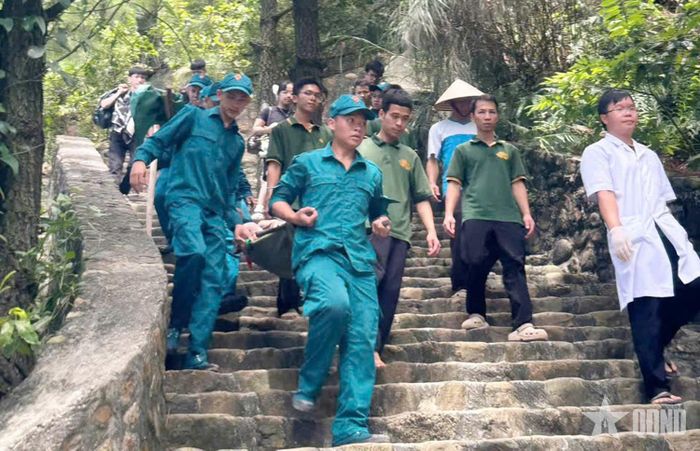 Lực lượng dân quân cơ động phường Uông Bí phối hợp cứu hộ người bị thương.