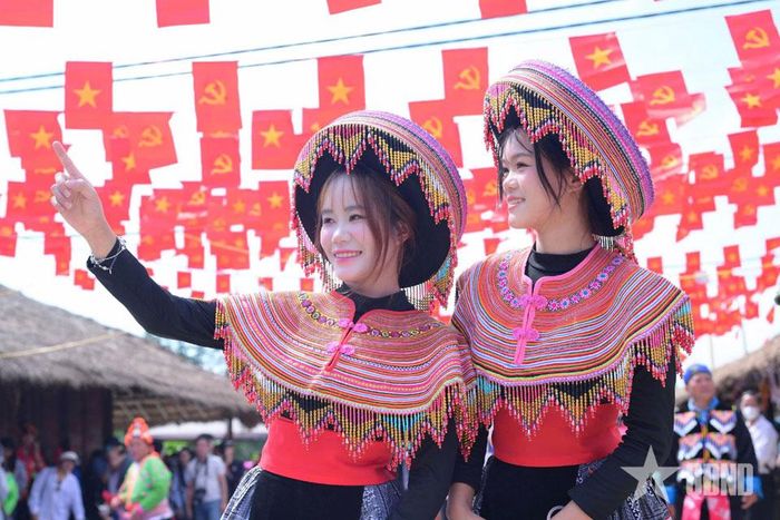 Thiếu nữ chụp ảnh lưu niệm tại chương trình văn hóa, thể thao mừng Tết Độc Lập và khánh thành bản du lịch cộng đồng Tù Lu - Tìa Ló, xã Pu Nhi.