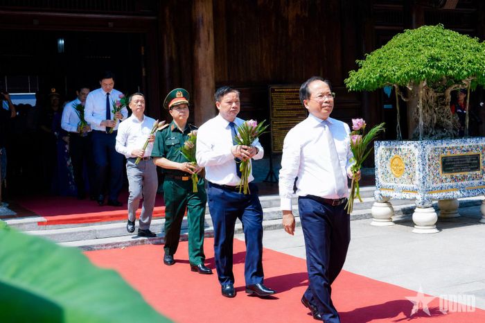Các đại biểu dâng hoa. Ảnh: PHẠM BẰNG