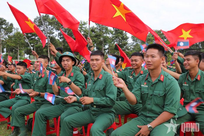 Cán bộ, chiến sĩ hào hứng cổ vũ các tiết mục dự thi.