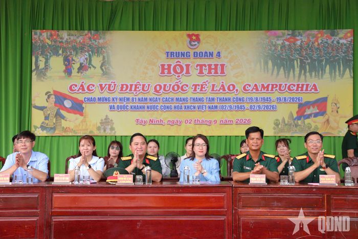 Các đồng chí lãnh đạo, chỉ huy đơn vị và đại diện đơn vị kết nghĩa, địa phương dự, theo dõi hội thi.
