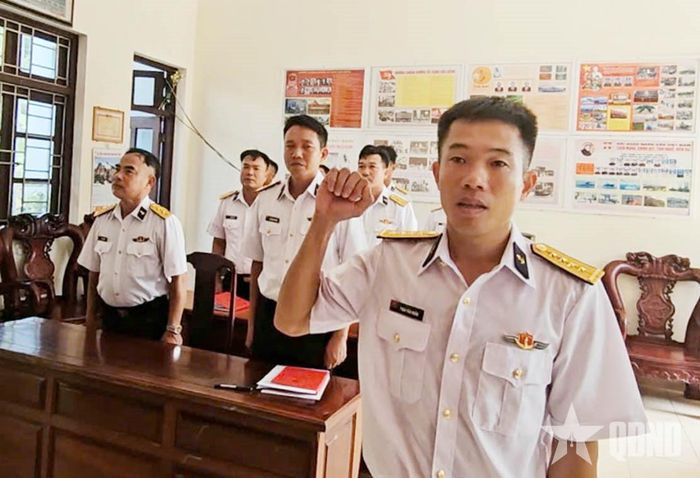 Đồng chí Phan Văn Nhân tuyên thệ trong lễ kết nạp Đảng.