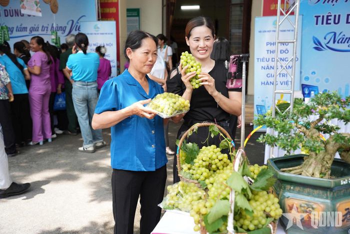 Bà Nguyễn Thị Sinh và con gái - những nông dân chính hiệu - bán nho do gia đình trồng trên sóng livestream.