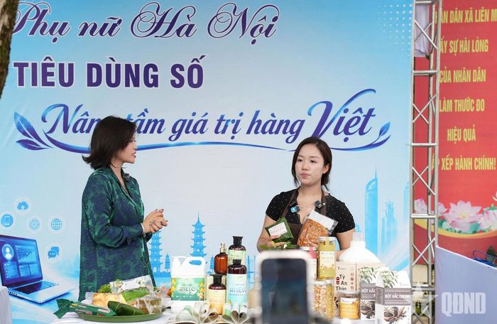 Các sản phẩm giò chả, nem chua của cơ sở kinh doanh Đáng Đạt được livestream.
