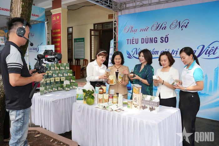 Các đồng chí lãnh đạo Hội Liên hiệp Phụ nữ Việt Nam TP Hà Nội, hội viên phụ nữ, chủ cơ sở sản xuất kinh doanh thực hành kỹ năng livestream, thương mại điện tử, quảng bá thương hiệu, sản phẩm.