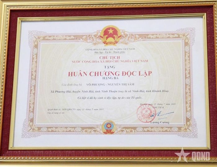 Huân chương Độc lập hạng Ba Nhà nước trao tặng vợ chồng mẹ Việt Nam anh hùng Nguyễn Thị Sâm.