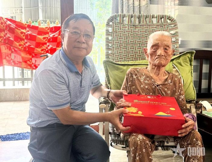 Tác giả bài viết tặng quà mẹ Nguyễn Thị Thiểu. 