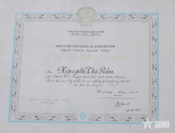 Danh hiệu Bà mẹ Việt Nam Anh hùng của mẹ Nguyễn Thị Sâm.