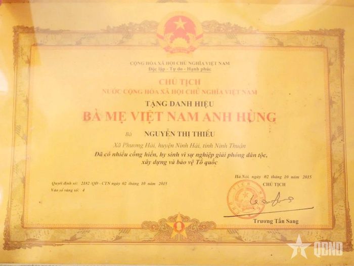 Danh hiệu Bà mẹ Việt Nam Anh hùng của mẹ Nguyễn Thị Thiểu.