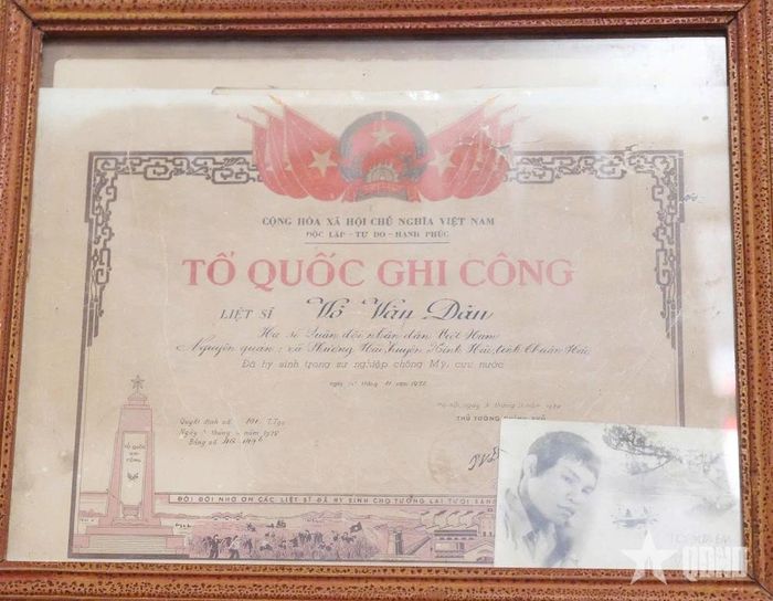 Bằng Tổ quốc ghi công liệt sĩ Võ Văn Dân.