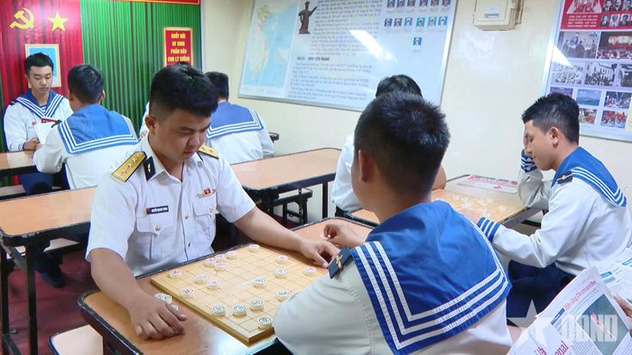 Tàu 011 - Đinh Tiên Hoàng tổ chức cho cán bộ, chiến sĩ đọc sách, chơi cờ trong ngày nghỉ.