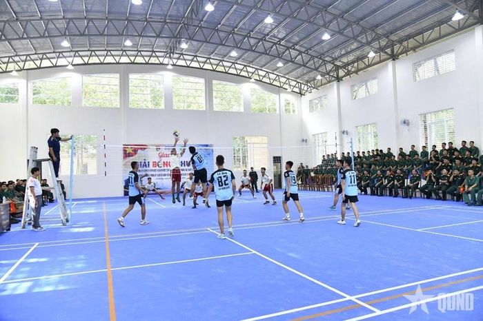 Giao lưu bóng chuyền giữa các đơn vị thuộc khối Sư đoàn bộ và Trung đoàn 1 diễn ra tại Nhà thi đấu đa năng Sư đoàn 330.