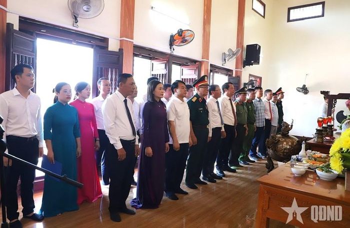 Lãnh đạo xã Đoan Hùng, Lữ đoàn 249 cùng các đại biểu thành kính dâng hương, dâng hoa, dâng lễ vật theo phong tục, tưởng nhớ, tri ân công lao to lớn của Chủ tịch Hồ Chí Minh.