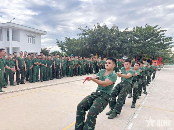 Đoàn cơ sở Tiểu đoàn 28 tổ chức thi kéo co.