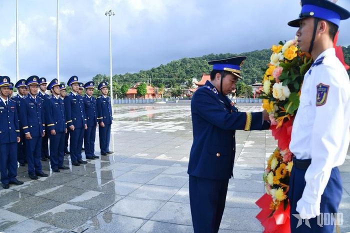Thiếu tướng Đào Bá Việt, Tư lệnh Vùng Cảnh sát biển 4 dâng hoa tại Tượng đài Chủ tịch Hồ Chí Minh.