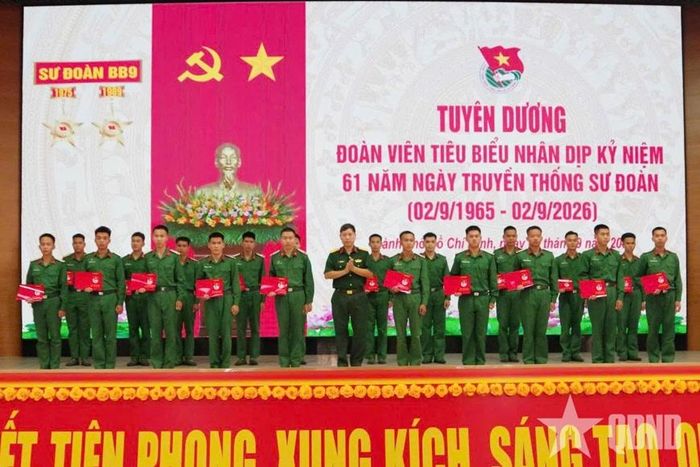 Các đoàn viên được tuyên dương, nhận giấy chứng nhận "Đoàn viên tiêu biểu".