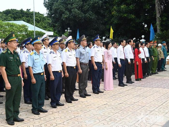 Cán bộ, chiến sĩ Vùng Cảnh sát biển 3 tham gia viếng các anh hùng liệt sĩ.